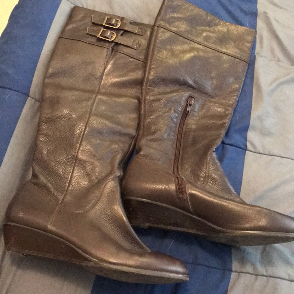 Brown boots with buckles